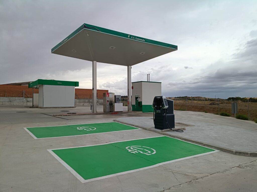 Estación de recarga eléctrica de 100 kW de e-Totem en la Estación de Servicio Castronuño (Valladolid)